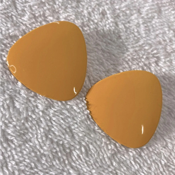 Vintage  Yellow Painted Metal Rounded Triangle Clip On Earrings - Picture 1 of 6